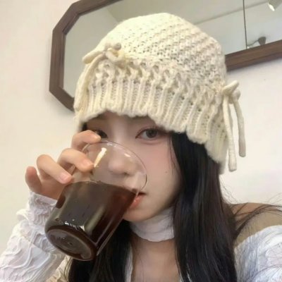 走进酒吧的女孩